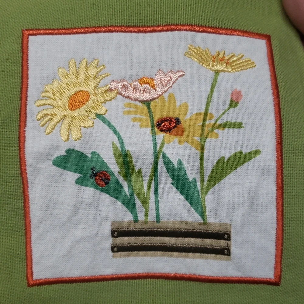 Design Imports NWT Kitchen Towel S/2 with Embroidered Flowers Design